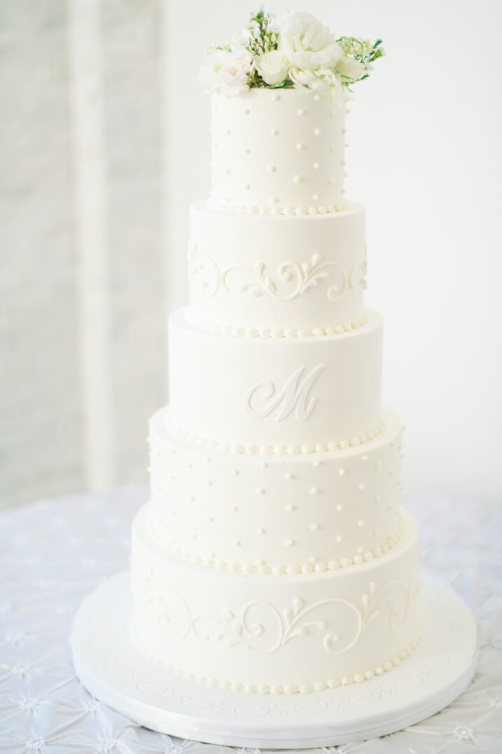 Houston winter wedding cake with monogrammed "M" in icing 