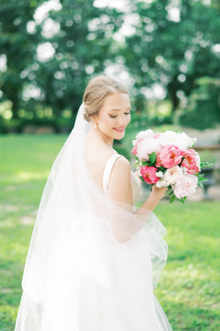 hill country outdoor bridals with veil and pink and white bouquet