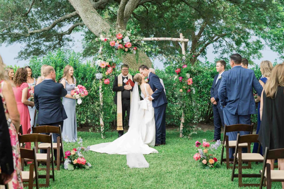 texas hill country luxury wedding ceremony kiss